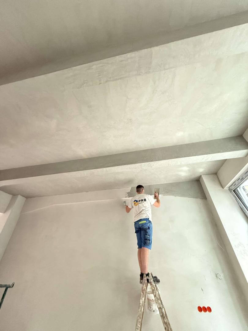 Rekonštrukcia bytu – stierkovanie a&nbsp;vyrovnávanie stropu počas renovácie interiéru