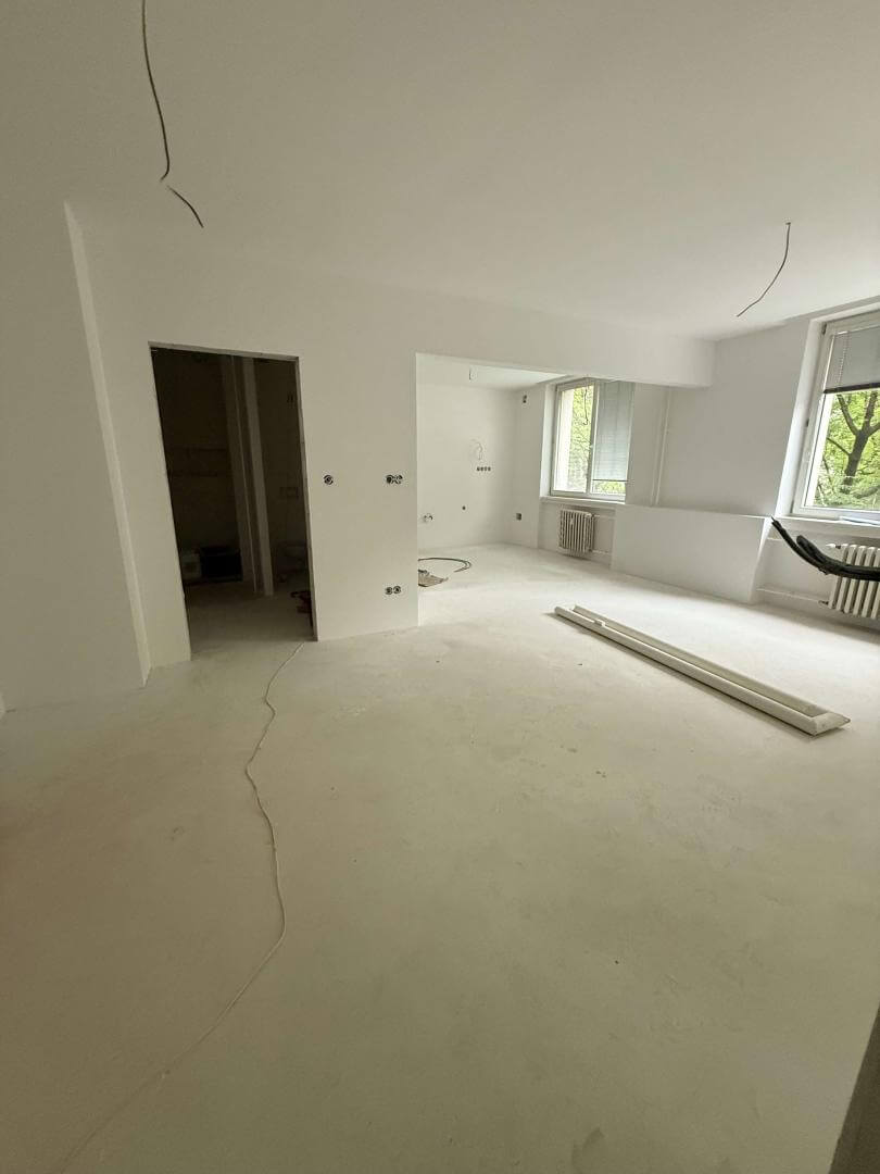 Rekonštrukcia bytu – vyhladené steny a&nbsp;pripravený podklad na&nbsp;ďalšie stavebné úpravy