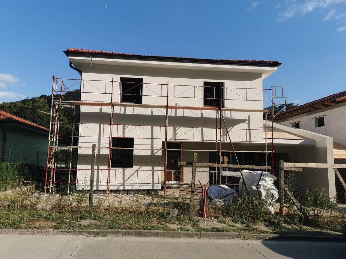 Realizácia zateplenia dvojpodlažného rodinného domu – aplikácia fasádneho polystyrénu a&nbsp;omietky