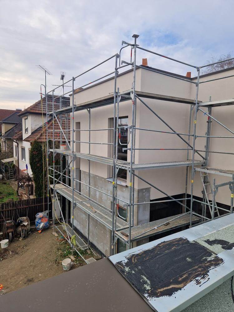 Prebiehajúce zatepľovanie fasády rodinného domu – montáž izolácie a&nbsp;povrchových vrstiev